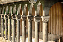 Der Laubengang an der Fantoft Stabkirche in Bergen (Norwegen). Die Kirche brannte am 6. Juni 1992 nach einem Brandanschlag komplett nieder. Nur verkohltes Geblk und eine verbrannte Eingangstr zeugten von der ehemaligen Kirche.  Beim Wiederaufbau wurde weitgehend auf authentische Techniken und Werkzeuge zurckgegriffen. 
Aufnahme: 11. Juli 2018.