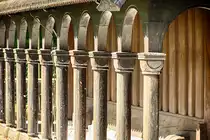 Der Laubengang an der Fantoft Stabkirche in Bergen (Norwegen). Die Kirche brannte am 6. Juni 1992 nach einem Brandanschlag komplett nieder. Nur verkohltes Geb�lk und eine verbrannte Eingangst�r zeugten von der ehemaligen Kirche.  Beim Wiederaufbau wurde weitgehend auf authentische Techniken und Werkzeuge zur�ckgegriffen. 
Aufnahme: 11. Juli 2018.