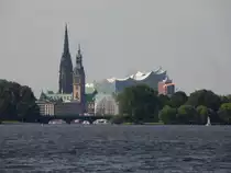 Hamburg am 28.7.2018: Blick �ber die Au�enalster mit den B�gen der Lombardsbr�cke, der Font�ne auf der Binnenalster, den T�rmen von St. Nikolai und Rathaus und die Elbphilharmonie im Fr�hdunst der Stadt /