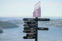 Viele Schilder an einem Posten - auf dem Berg Fl�yen in der norwegischen Hansestadt Bergen fotografiert. Aufnahme: 11. Juli 2018.