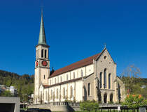 Kath. Pfarrkirche Hl. Familie in Untergeri / ZG. Aussenansicht Richtung Nordosten. Erbaut 1857-60 von Ferdinand Stadler. Neugotische 3-schiffige Basilika, mit 1200 Sitzpltzen ursprnglich grsste Kirche des Kantons Zug. Aufnahme vom 05. Mai 2016, 16:52 whrend Velotour