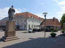Varde, Denkmal und Rathauscafe am Hauptplatz Torvet (09.06.2018)