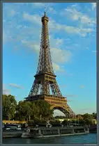 Blick �ber die Seine auf den im Abendlicht leuchtenden Eiffelturm. (17.07.2018)