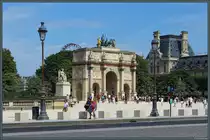 Unmittelbar am Louvre befindet sich der Arc de Triomphe du Carrousel, der zwischen 1807 und 1809 nach r�mischen Vorbild gebaut wurde. (Paris, 19.07.2018)