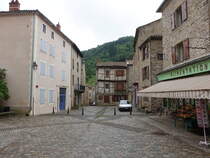 Blesle, historische Huser am Place du Eglise in der Altstadt (21.07.2018)