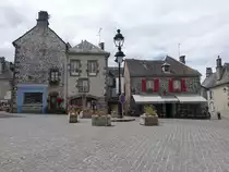 Salers, Häuser aus schwarzen Vulkangestein am Place Geraud Maigne (21.07.2018)