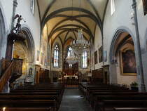 Salers, Innenraum der St. Mathieu Kirche, Wandbehnge aus Aubusson, Grablege aus dem 15. Jahrhundert, Tafelbilder von Jusepe de Ribera (21.07.2018)