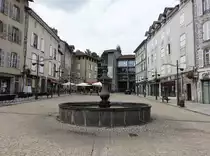 Aurillac, alter Brunnen am Place de Hotel de Ville in der Altstadt (21.07.2018)