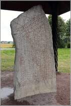 Vor der Kirche von Rk (Gemeinde deshg) steht dieser eindrucksvoller Runenstein. Er stammt vermutlich aus dem frhen 9. Jahrhundert und hat eine Hhe 3,82 m. Der Stein weist 750 Zeichen auf, das ist die lngste bekannte Runenschrift. 18.07.2018
