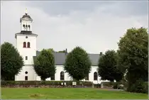 Die Kirche von R�k (Gemeinde �desh�g). Vor der Kirche steht ein eindrucksvoller Runenstein. 18.07.2018
