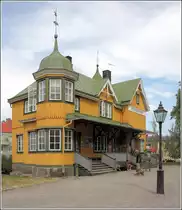 Das h�lzerne Bahnhofsgeb�ude der �stra S�dermanlands J�rnv�g (�SlJ) in Mariefred (Gemeinde Str�ngn�s). 19.07.2018
