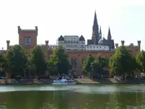 Blick �ber den Pfaffenteich auf das Innenminesterium Schwerin am 09.08.2018