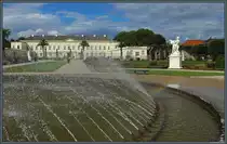 Das Zentrum des n�rdlichen Gartenbereichs der Herrenh�user G�rten bildet die Glockenfont�ne, die hier einen kleinen Regenbogen erzeugt. Im Hintergrund sind das Schloss Herrenhausen sowie die rechts daneben liegende gro�e Kaskade zu sehen. (11.08.2018)