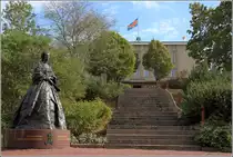 Mariehamn. In einem kleinen Park unterhalb des im Hintergrund zu sehenden Rathauses steht ein Denkmal zu Ehren der Zarin Maria Alexandrowna (1824-1880), nach der die Stadt benannt wurde.  21.07.2018