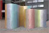 Mariehamn. Swing nennt sich dieses Kunstwerk von Satu Kiljunen, das seit 2009 vor dem ALANDICA Kultur- und Kongresszentrum steht. 21.07.2018