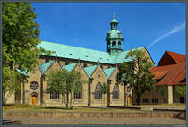 Die Hohe Domkirche St. Mari Himmelfahrt ist eine der ltesten Bischofskirchen Deutschlands und Teil des Unesco-Welterbes von Hildesheim. Hier zu sehen ist sind die sdlichen Langhausarkaden mit dem barocken Vierungsturm. (12.08.2018)