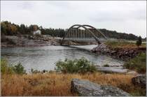 Sund. Die Brcke ber den Bomarsund fhrt auf die Insel Prst. In dem weien Holzhaus neben der Strae befindet sich das Bomarsund Museum. 21.07.2018