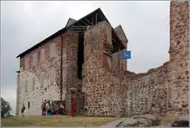 Sund. Schloss Kastelholm wurde Ende des 14. Jahrhunderts erbaut, w�hrend des B�rgerkrieges Ende des 16. Jahrhundert zerst�rt und im 17. Jahrhundert wieder aufgebaut. 1745 wurde es durch einen Brand zerst�rt und 1770 aufgegeben. Heutzutage kann das zum Teil rekonstruierte Schloss besichtigt werden. In einem Fl�gel befindet sich ein Kulturhistorisches Museum. 21.07.2018