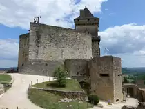 Burg Castelnaud, die mittelalterliche Bausubstanz der Burg wurde 1966 mit gro�em Aufwand und mit gro�er historischer und architektonischer Sorgfalt restauriert. Die Silhouette der Burg wird dominiert vom viereckigen Donjon aus dem 13. Jahrhundert, Wohnbau 15. Jahrhundert (22.07.2018)