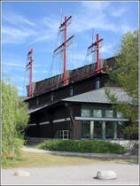 Stockholm. Im Vasa Museum auf Djurgrden ist das 1628 bei seiner ersten Fahrt im Stockholmer Hafen gesunkene und erst 1956 wiederentdeckte Kriegsschiff VASA ausgestellt. Auf der Rckseite zieren stilisierte Segelmasten das Dach. 19.07.2018
