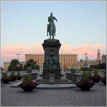 Stockholm. Von seinem Denkmal in der Mitte des Gustav Adoilfs Torg schaut Knig Gustav II. Adolf (1594 - 1632) hinber zum Kniglichen Schloss. 22.07.2018