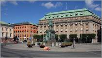 Stockholm. In der Mitte des Gustav Adoilfs Torg steht das Denkmal von Knig Gustav II. Adolf (1594 - 1632). 22.07.2018