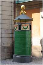 Stockholm. In der Kllargrnd steht an der Ecke des Brshuset dieses alte, gut gepflegte Pissoir. 19.07.2018