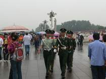 Platz des Himmlischen Friedens 09/2007. In einigen der Gebude der Verbotenen Stadt sieht man Soldaten. Auch die Eingnge werden von Soldaten bewacht. Ziemlich hufig zwngen sich Formationen wie die hier fotografierte durch die Massen.