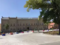 Das Rathaus und der Rathausplatz von Prenzlau am 18. August 2018.