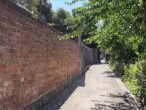 Am Stadtpark von Prenzlau die gut erhaltene Stadtmauer am 18. August 2018.