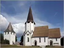 L�rbro. Die Kirche stammt aus dem 13. Jahrhundert. Auff�llig ist der achteckige Turm, durch den sich die Kirche von den anderen gotl�ndischen Landkirchen unterscheidet. Links neben der Kirche ist ein Kastal (Wehrturm) aus dem 12. Jahrhundert zu sehen. 24.07.2018