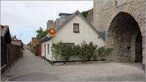 Visby. Die Norra Murgatan verl�uft direkt hinter der Stadtmauer. 24.07.2018