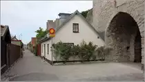 Visby. Die Norra Murgatan verl�uft direkt hinter der Stadtmauer. 24.07.2018