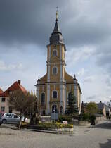 Burgkunstadt, katholische Stadtpfarrkirche Sankt Heinrich und Kunigunde, Sandsteinquaderbau mit Einturmfassade, eingezogener Chor, im Kern mittelalterlich, von 1783 bis 1786 Verlngerung des Langhauses und Errichtung der Einturmfassade nach Plnen von Johann Lorenz Fink, von 1812 bis 1813 Neubau von Chor und Langhaus nach Plnen von Johann Lorenz Fink (16.04.2017)