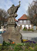 Burgkunstadt, Statue des Heiligen Johannes Nepomuk am Marktplatz, Sandstein, wohl von Pankraz Fries 1777 erschaffen (16.04.2017)