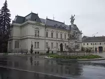 Mosonmagyar�v�r, Johann Nepomuk-S�ule von 1744 am Deak Ferenc Platz vor dem Habsburger Palais (25.08.2018)