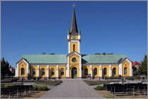 Borgholm. Der Kirchenbau hat eine bewegte Geschichte. 1842 entstand der stliche Flgel (rechts) als Schulgebude, in dem auch Gottesdienste stattfanden. 1872 wurde der westliche Flgel als Schulgebude angebaut und der alte Flgel zur Kirche umgebaut. 26.07.2018
