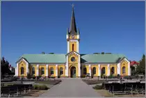 Borgholm. Der Kirchenbau hat eine bewegte Geschichte. 1842 entstand der �stliche Fl�gel (rechts) als Schulgeb�ude, in dem auch Gottesdienste stattfanden. 1872 wurde der westliche Fl�gel als Schulgeb�ude angebaut und der alte Fl�gel zur Kirche umgebaut. 26.07.2018