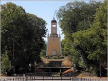 Karlskrona. Der Admiralit�tsglockenturm (Amiralitetsklockstapeln) im Admiralit�tspark wurde um 1699 erbaut und zeigte die Zeit f�r die Arbeiten in der Marinewerft an. Der Turm erhielt seine heutige �u�ere Form im Jahr 1856. 27.07.2018 