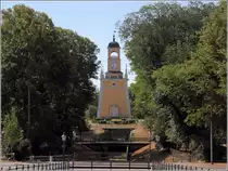 Karlskrona. Der Admiralit�tsglockenturm (Amiralitetsklockstapeln) im Admiralit�tspark wurde um 1699 erbaut und zeigte die Zeit f�r die Arbeiten in der Marinewerft an. Der Turm erhielt seine heutige �u�ere Form im Jahr 1856. 27.07.2018 