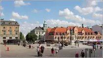Karlskrona. Blick �ber den Marktplatz (Stortorget) mit dem Denkmal K�nig Carl Xi. 27.07.2018