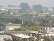 Festungsmauern und ein Wohngebiet im Umbruch. Mit unglaublicher Geschwindigkeit werden solche Viertel nach und nach modernisiert. 09/2007