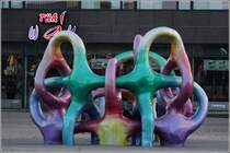 Malm. Die farbenfrohe Plastik  Spectral Self Container  von Matti Kallioinen steht auf dem Anna Lindhs plats. 27.07.2018