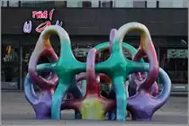 Malm�. Die farbenfrohe Plastik  Spectral Self Container  von Matti Kallioinen steht auf dem Anna Lindhs plats. 27.07.2018