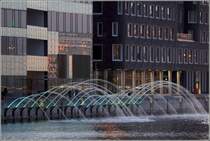 Malm�. Wasserspiele vor den modernen Bauten am Hj�lmarekajen. 27.07.2018