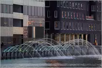 Malm�. Wasserspiele vor den modernen Bauten am Hj�lmarekajen. 27.07.2018