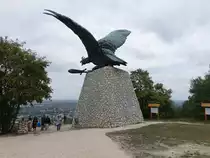 Tatabanya, Turul Denkmal. Errichtet wurde es 1896 zum Andenken an den Sieg �ber F�rst Swatopluk bei B�nhida. Es ist mit einer Fl�gelbreite von 15 m auch das gr��te Vogeldenkmal in Mitteleuropa (25.08.2018)