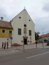 Tata, Kapuzinerkirche, erbaut von 1743 bis 1746 durch Jakob Fellner, das mit rotem Marmor eingefa�te Portal schm�ckt das Esterhazy Wappen (25.08.2018)