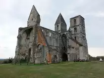 Zsambek, Kirchenruine, erbaut ab 1230 als dreischiffige Basilika, 1763 zerst�rt durch ein Erdbeben (25.08.2018)