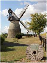Porta Westfalica. Die Windmhle im Ortsteil Eisbergen stammt aus dem Jahr 1855. Der aus Bruch- und Sandsteinen erbaute Erdhollnder wurde in den Jahren 1989-1992 an den jetzigen Standort versetzt. 2007 durch einen Sturm und Feuer zerstrt, wurde die Mhle 2008-09 wieder aufgebaut. 01.09.2018